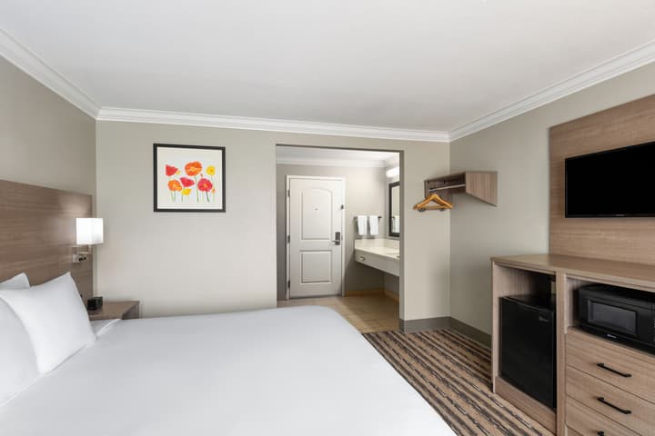 Solara Inn and Suites