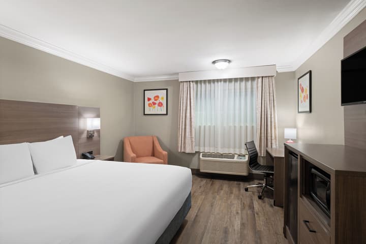 Solara Inn and Suites