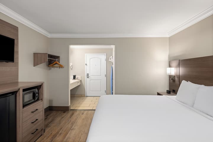 Solara Inn and Suites