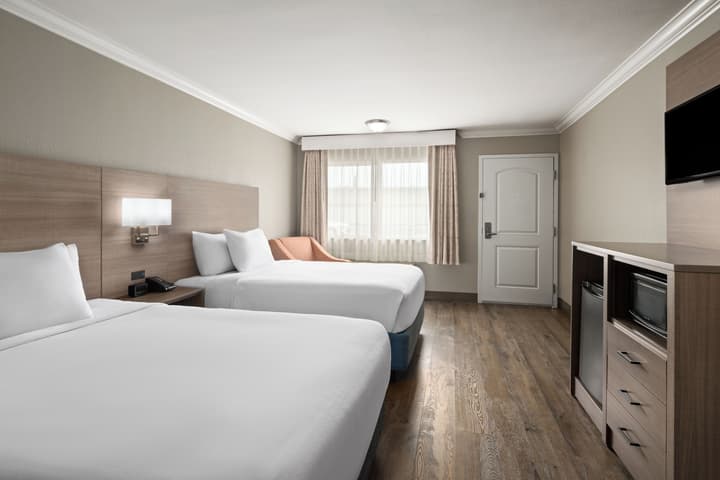 Solara Inn and Suites