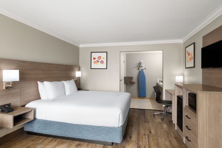 Solara Inn and Suites