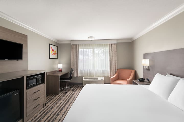 Solara Inn and Suites