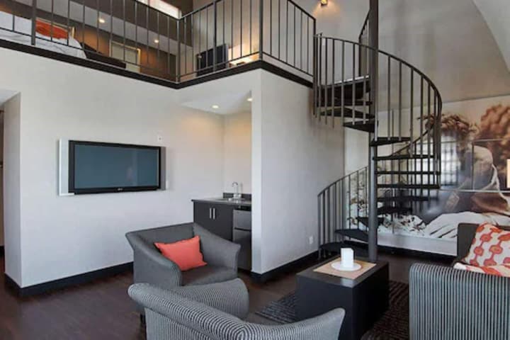 Ramada Plaza by Wyndham West Hollywood Hotel & Suites