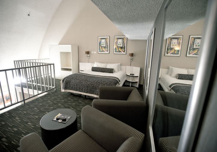 Ramada Plaza by Wyndham West Hollywood Hotel & Suites