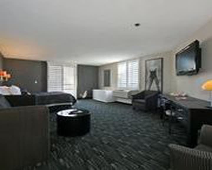 Ramada Plaza by Wyndham West Hollywood Hotel & Suites