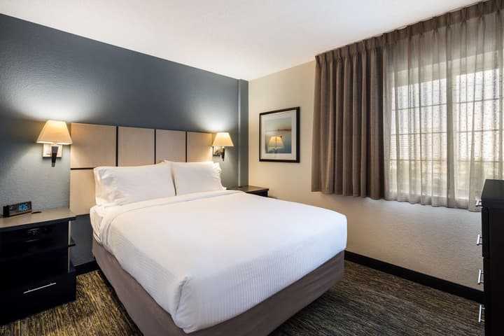 Sonesta Simply Suites Detroit Warren