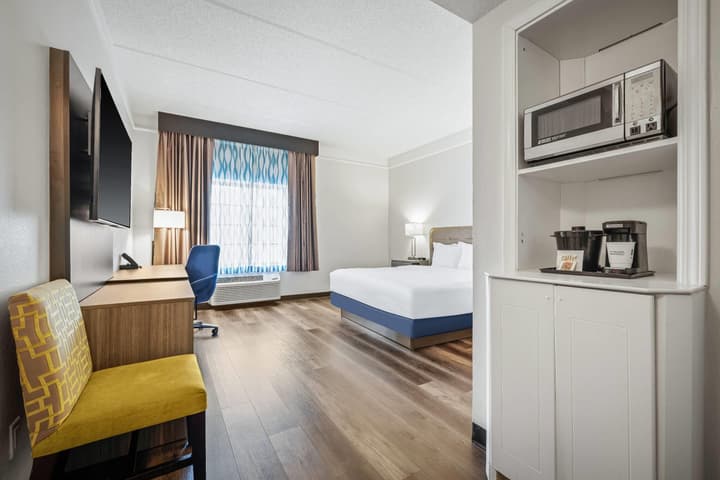 La Quinta Inn & Suites by Wyndham Miami Airport West
