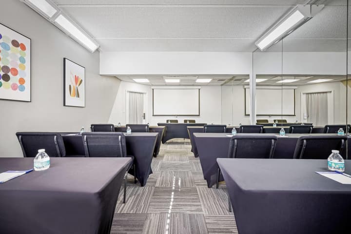 La Quinta Inn & Suites by Wyndham Miami Airport West