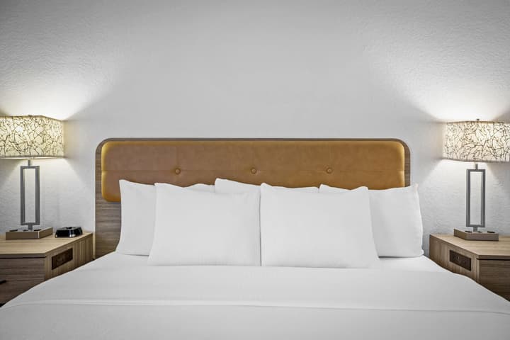 La Quinta Inn & Suites by Wyndham Miami Airport West