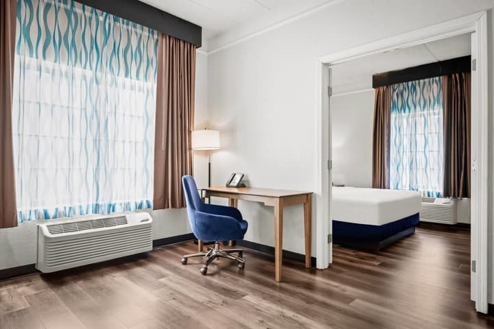 La Quinta Inn & Suites by Wyndham Miami Airport West