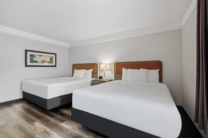 La Quinta Inn & Suites by Wyndham Miami Airport West