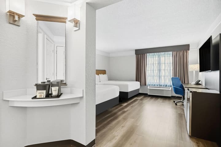 La Quinta Inn & Suites by Wyndham Miami Airport West