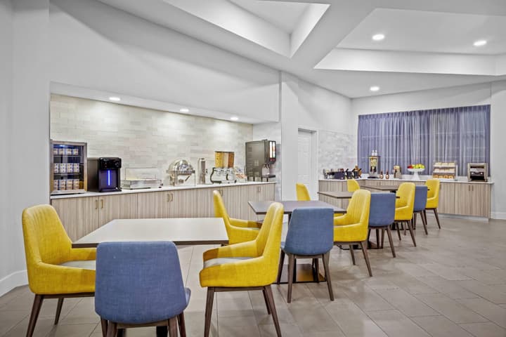 La Quinta Inn & Suites by Wyndham Miami Airport West
