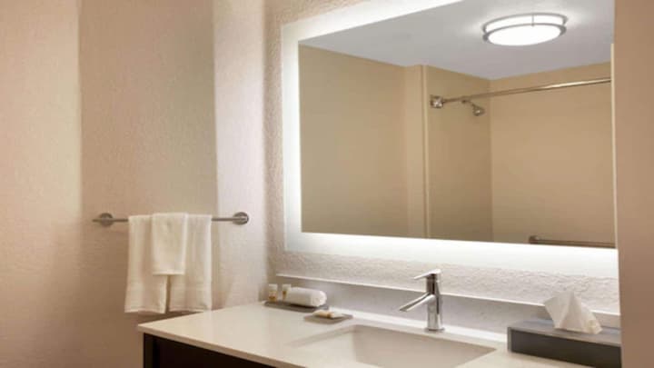 La Quinta Inn & Suites by Wyndham Miami Airport West