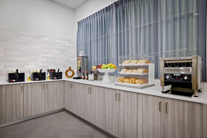 La Quinta Inn & Suites by Wyndham Miami Airport West