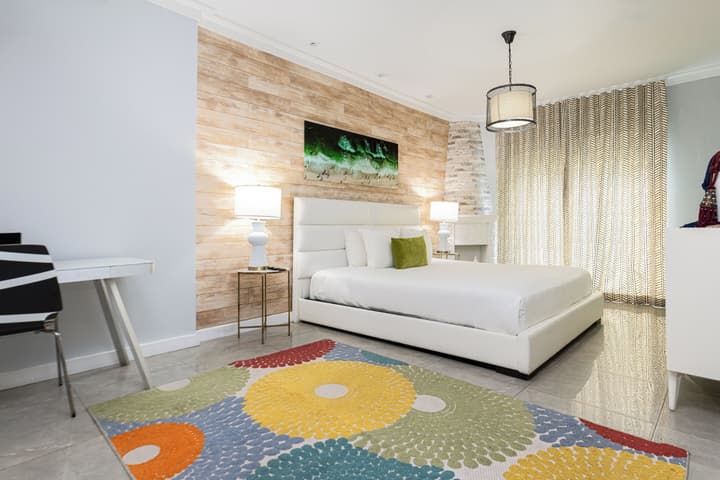 Chesterfield Hotel & Suites