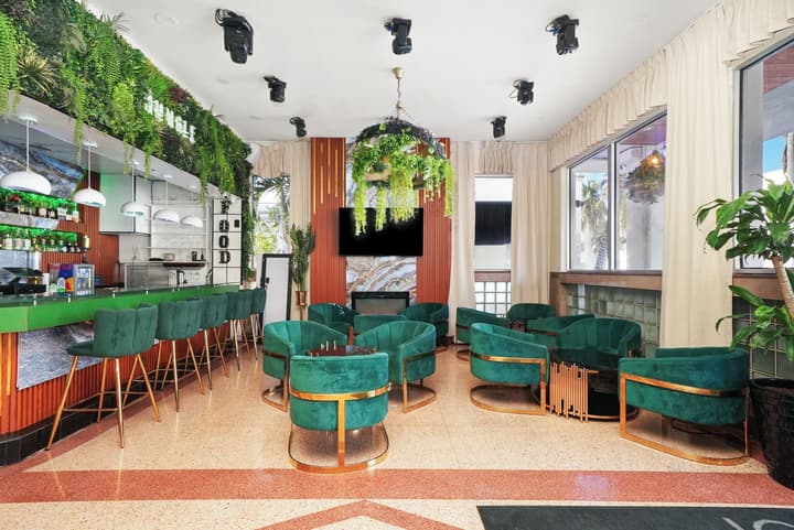 Chesterfield Hotel & Suites