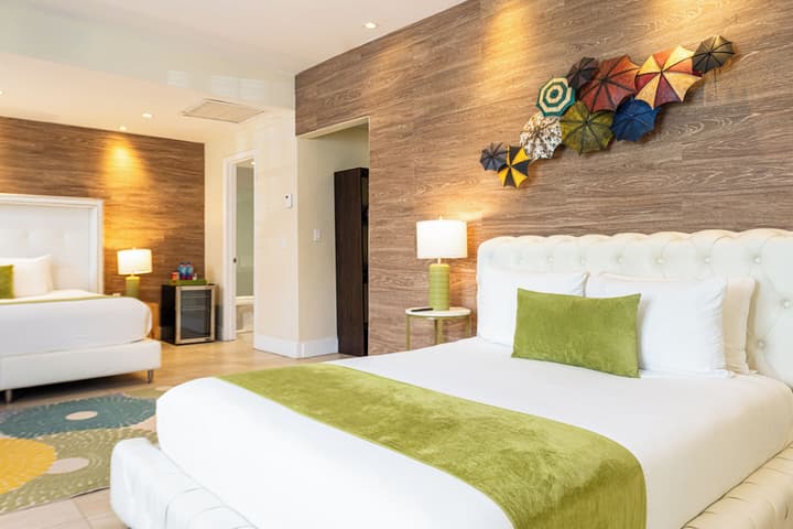 Chesterfield Hotel & Suites