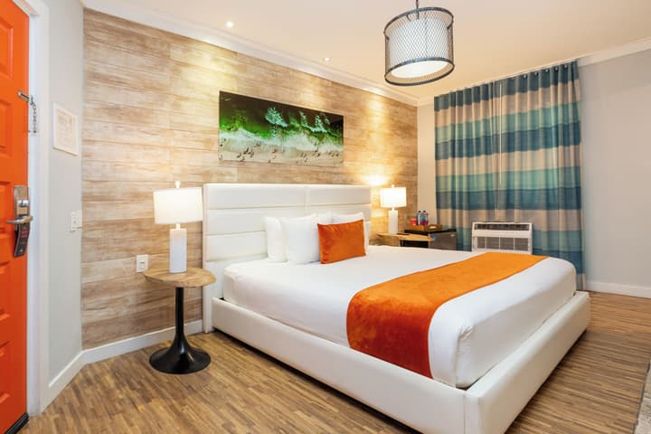 Chesterfield Hotel & Suites