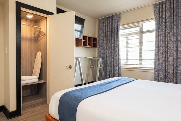 Chesterfield Hotel & Suites