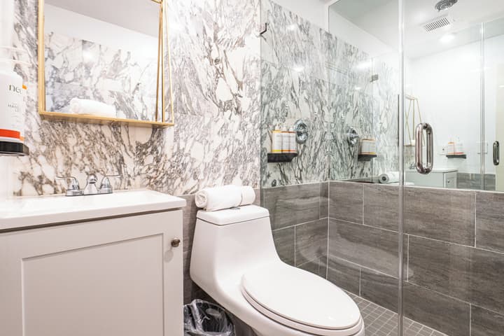 Chesterfield Hotel & Suites