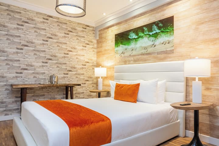 Chesterfield Hotel & Suites