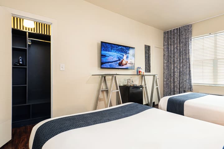 Chesterfield Hotel & Suites