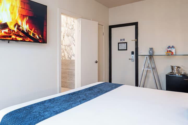 Chesterfield Hotel & Suites