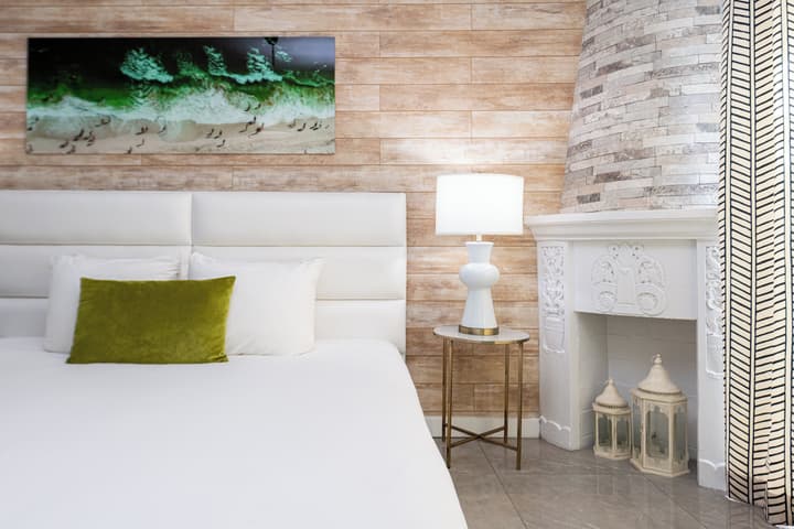 Chesterfield Hotel & Suites