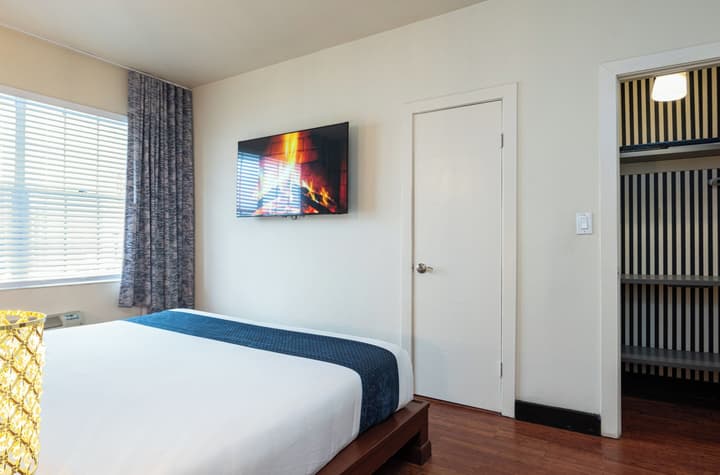 Chesterfield Hotel & Suites