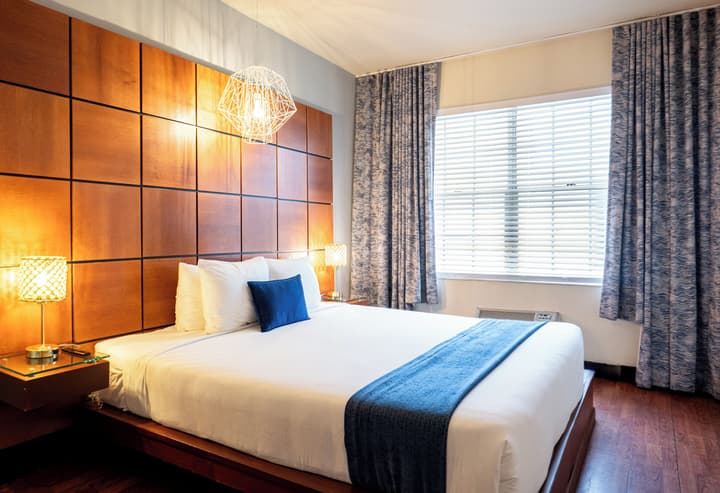Chesterfield Hotel & Suites