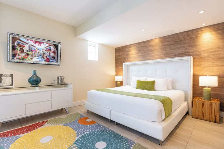 Chesterfield Hotel & Suites