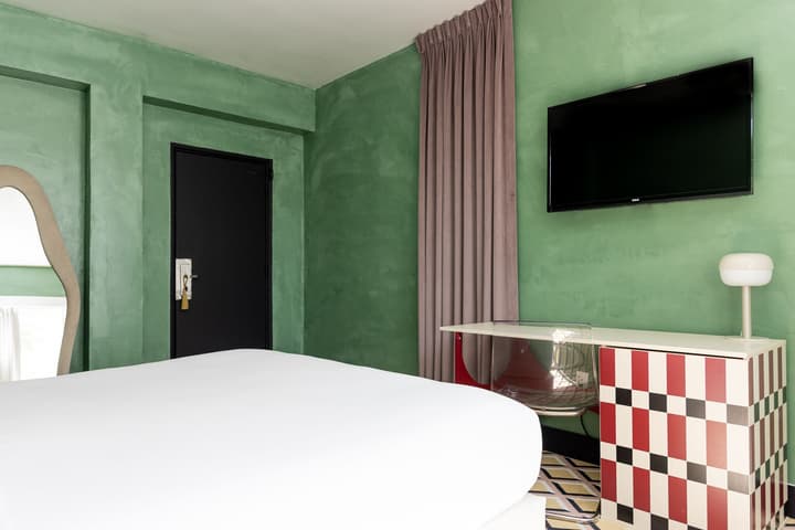 Crest Hotel Suites