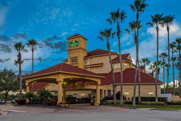 La Quinta Inn & Suites by Wyndham Orlando Airport