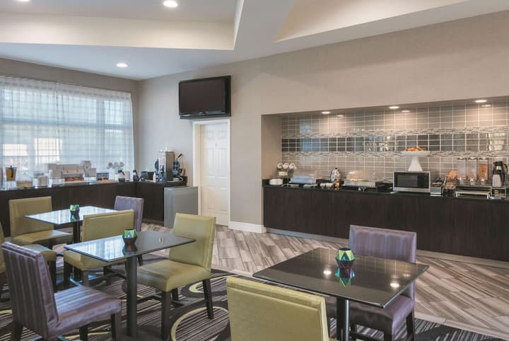 La Quinta Inn & Suites by Wyndham Orlando Airport