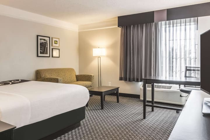 La Quinta Inn & Suites by Wyndham Orlando Airport