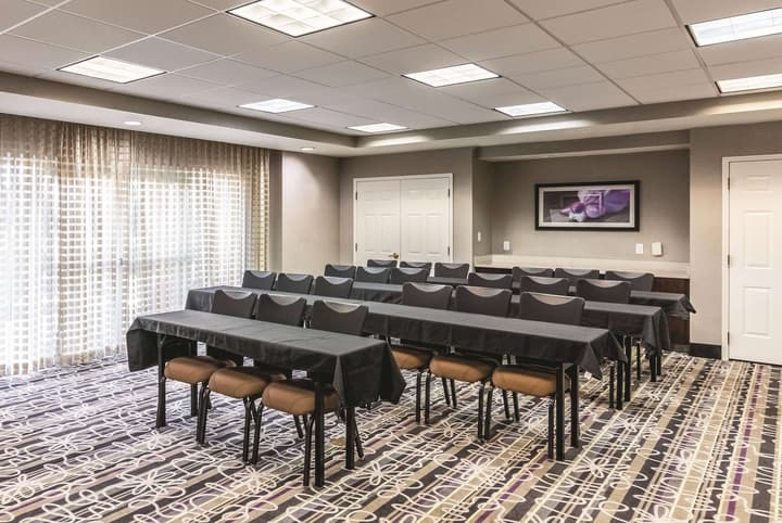 La Quinta Inn & Suites by Wyndham Orlando Airport