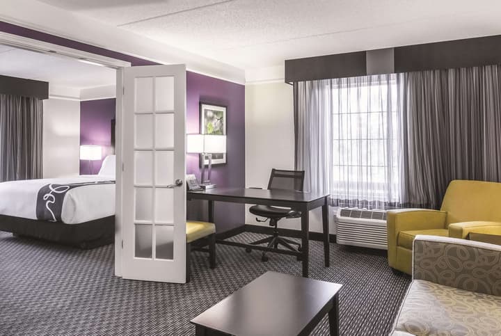 La Quinta Inn & Suites by Wyndham Orlando Airport
