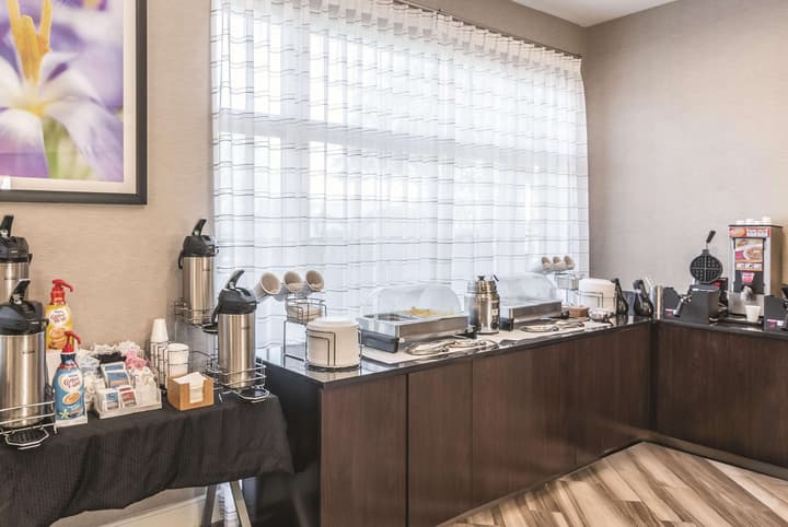 La Quinta Inn & Suites by Wyndham Orlando Airport