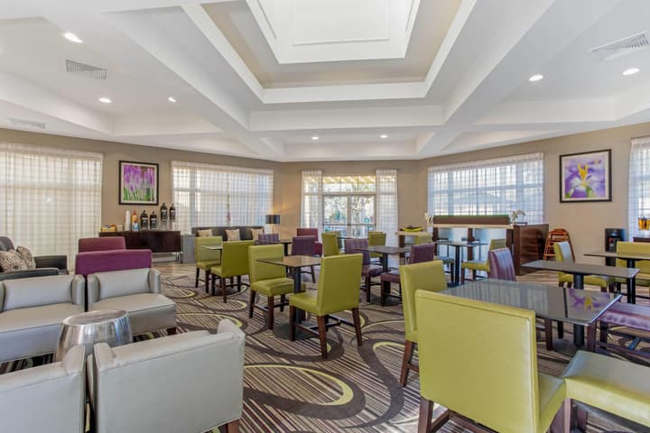 La Quinta Inn & Suites by Wyndham Orlando Airport