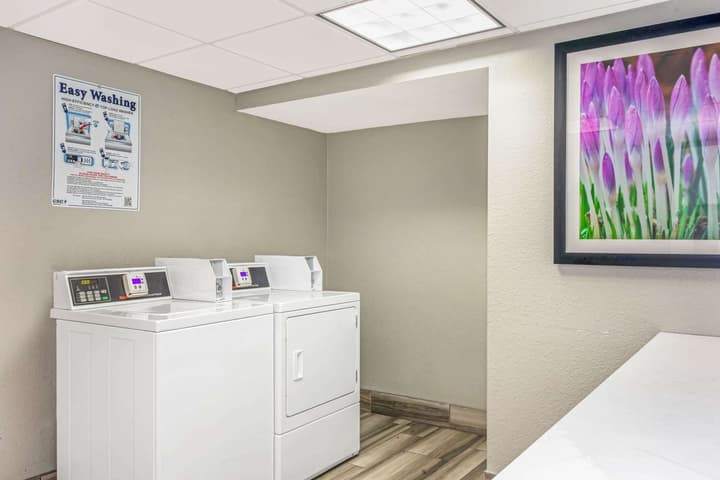 La Quinta Inn & Suites by Wyndham Orlando Airport