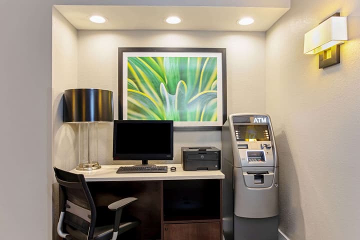 La Quinta Inn & Suites by Wyndham Orlando Airport