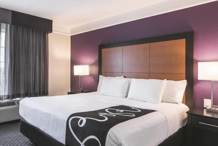 La Quinta Inn & Suites by Wyndham Orlando Airport