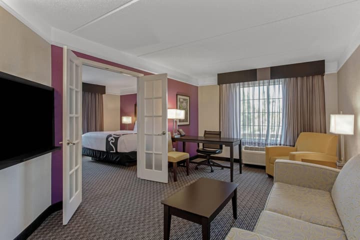La Quinta Inn & Suites by Wyndham Orlando Airport