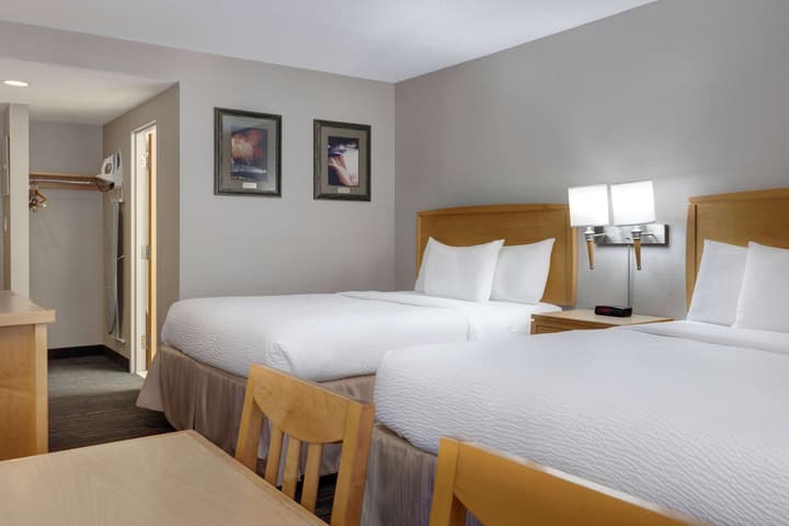 Days Inn by Wyndham Niagara Falls Near The Falls