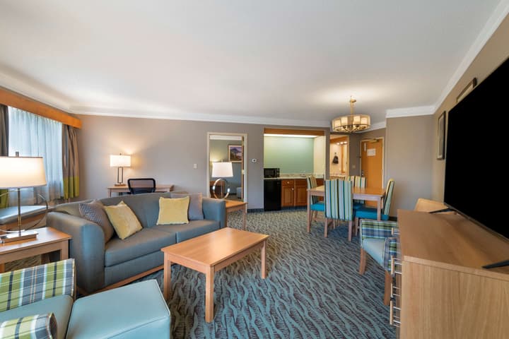 Best Western Plus Executive Court Inn & Conference Center