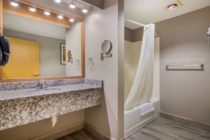 Best Western Plus Executive Court Inn & Conference Center
