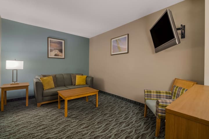 Best Western Plus Executive Court Inn & Conference Center
