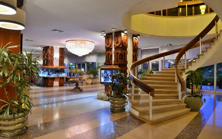 Carlton Hotel