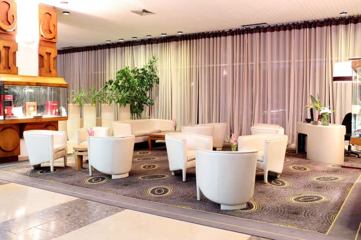 Carlton Hotel